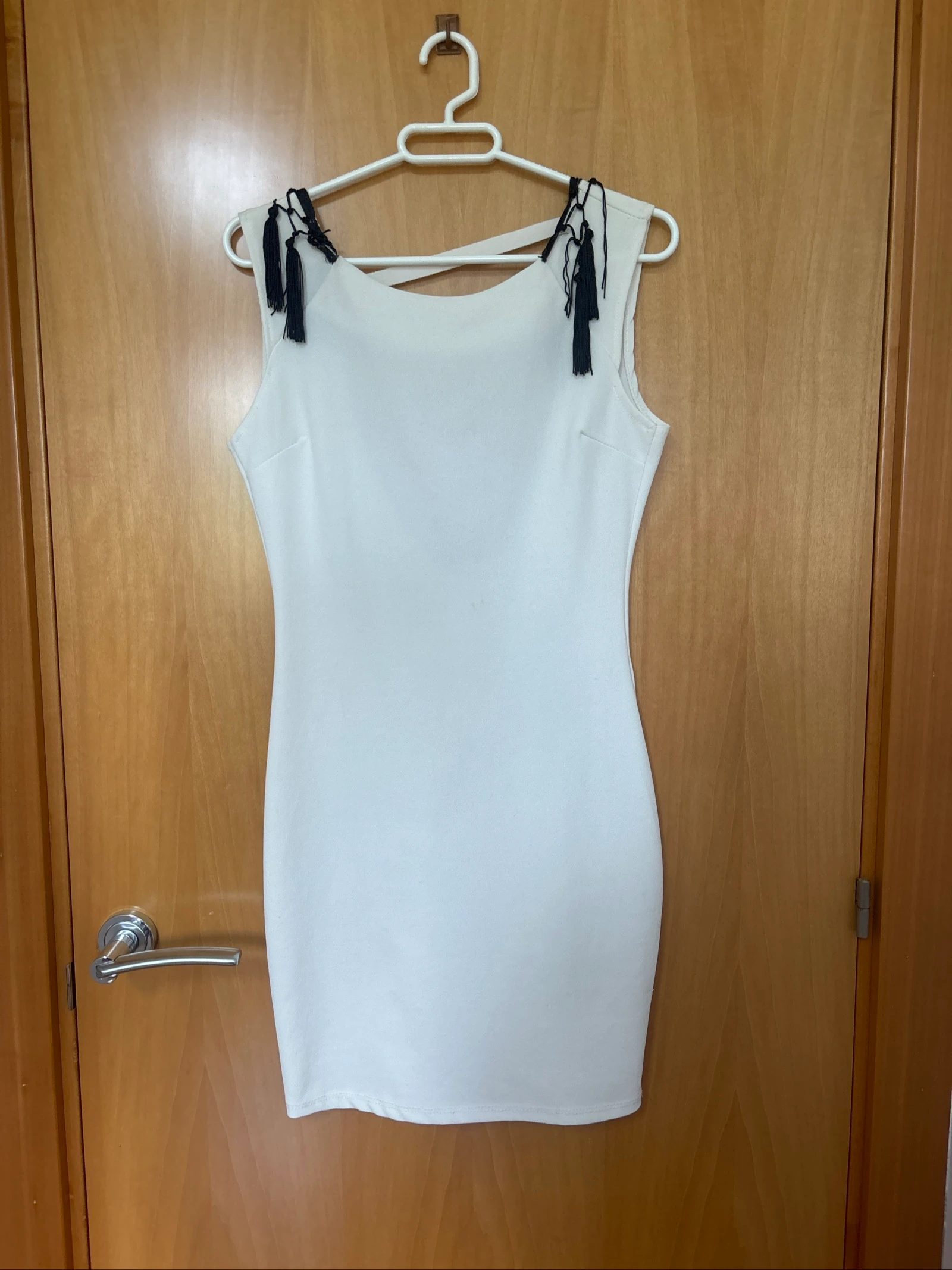 Vestido blanco con detalle de flecos